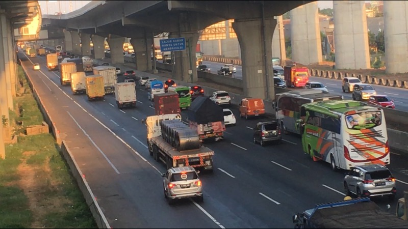 Tol Bekasi Timur mulai padat kendaraan pada kedua arah, Jum`at (6/8/2021) sore. Foto: BeritaTrans.com.