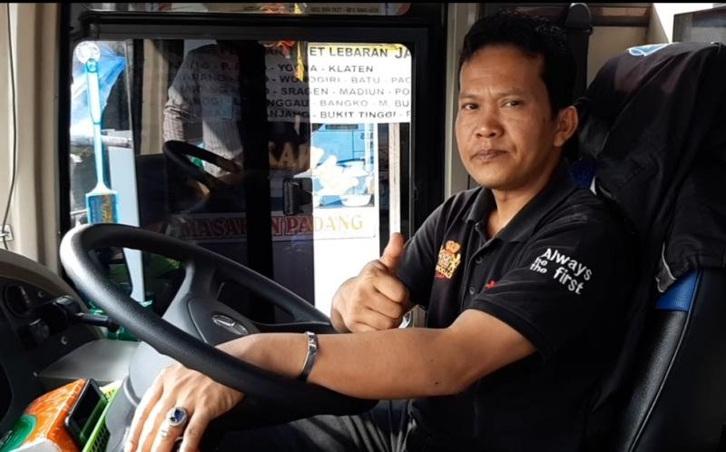 Pengemudi bus PO ANS Bekasi-Padang, Fahrizal saat menaikkan penumpang di Terminal Bekasi, Jumat (6/8/2021).