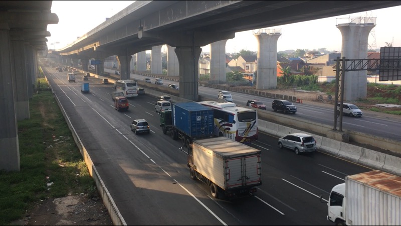 Tol Bekasi Timur di kedua arah kendaraan ramai lancar, Jumat (6/8/2021) pagi. Foto: BeritaTrans.com.