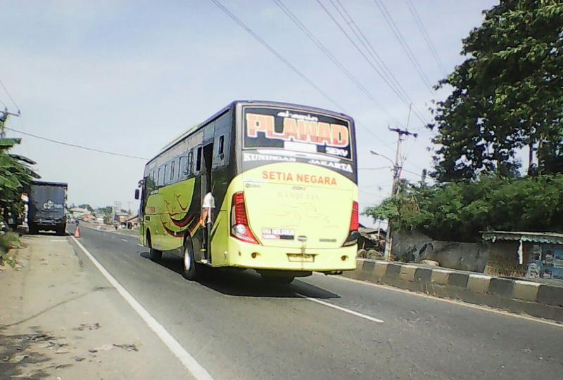 Bus Antar Kota Antar Provinsi  banyak berseliweran di jalan Pantura. (Taryani)