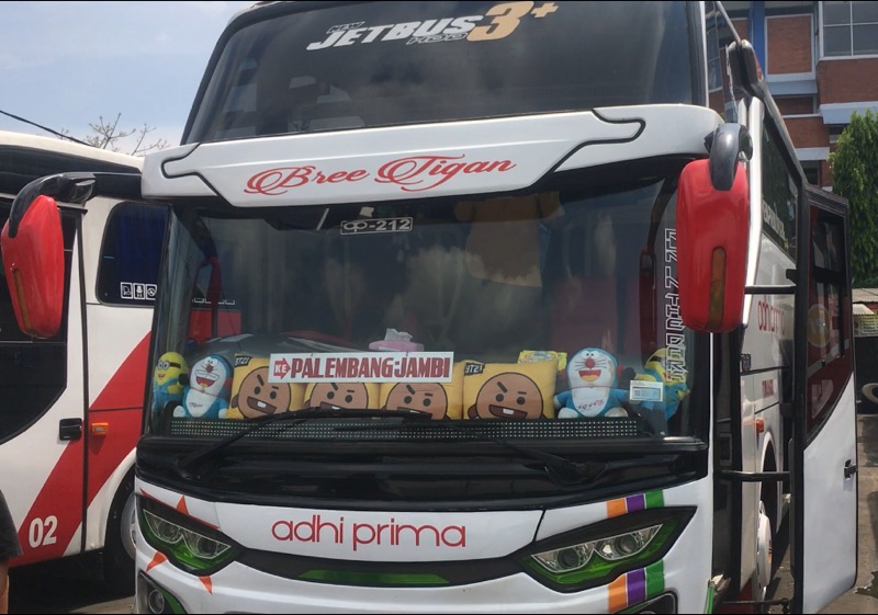 Bus Adhi Prima di Terminal Induk Kota Bekasi, Jumat (6/8/2021). Foto: BeritaTrans.com.