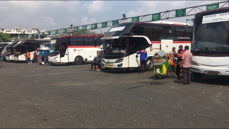 Bus Primajasa di Terminal Induk Kota Bekasi, Sabtu (7/8/2021). Foto: BeritaTrans.com.