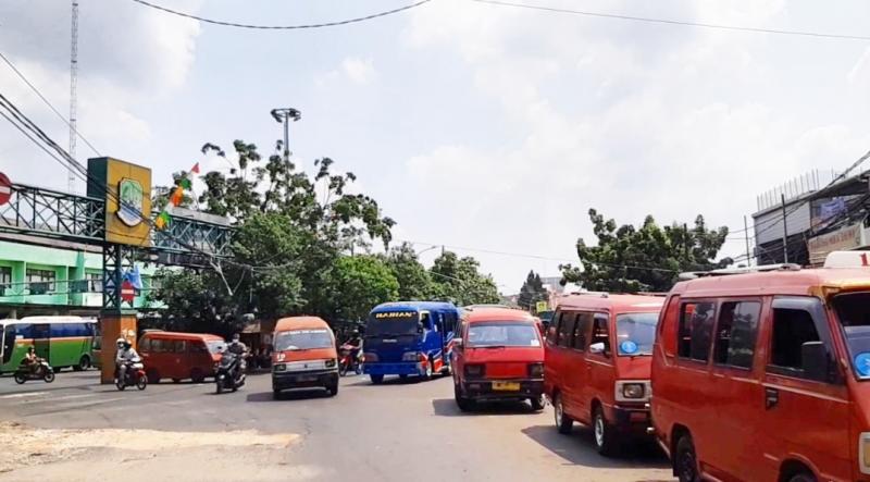 Angkuatan Kota atau Koasi banyak yang keluar atau sekedar ngetem di pintu keluar Terminal Bekasi, Ahad (8/8/2021).