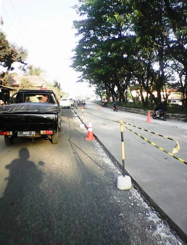Jalan raya Jomin,  Kecamatan Kotabaru, Kabupaten Karawang tengah dibeton sehingga ruas jalan nasional arah Jakarta dibagi dua. (Taryani)     