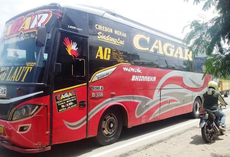 Ilustrasi bus AKAP tujuan Cirebon - Merak mencari penumpang di jalan Pantura Kabupaten Indramayu. (Foto:Dok.BeritaTrans.com/Aksi.id) 