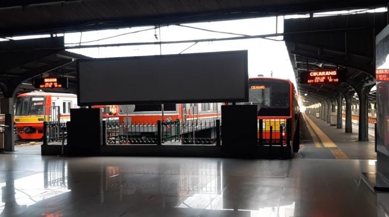 KRL tersedia di Stasiun JakartaKota, namun pada Ahad (8/8/2021) suasana tampak sepi oleh pengguna yang turun ataupun naik.