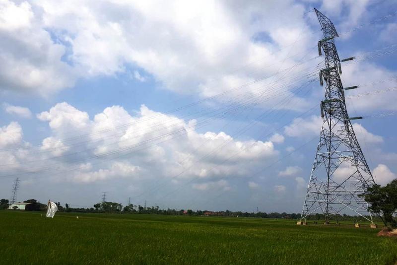 Pemasangan kabel seling SUTET Indramayu – Garut di Desa Jangga bermasalah. Kabelnya putus dan merusak tanaman padi milik para petani. (Ist.) 