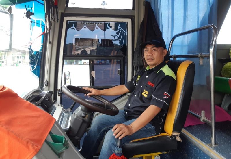 Pengemudi bus Rasa Sayang Safrin saat perpal di Terminal Pulo Gebang, Jakarta Timur, Senin (9/8/2021).