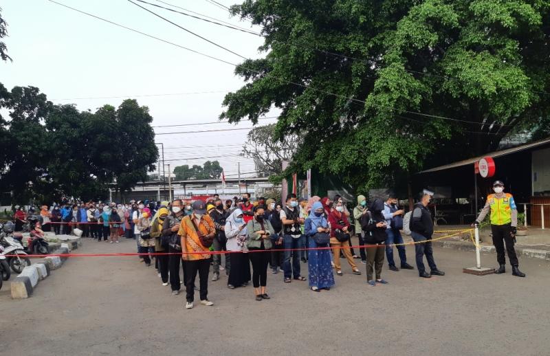 Barisan antrean pengguna KRL di Stasiun Bekasi, Senin (9/8/2021) pagi.