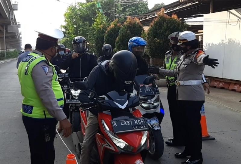 Pemeriksaan dokumen perjalanan di penyekatan jalan protokol Lampiri, Kalimalang, Jakarta Timur, Senin (9/8/2021).