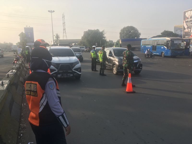 Penyekatan kendaraan di Gerbang Tol Bekasi Timur selama PPKM. Foto: BeritaTrans.com.