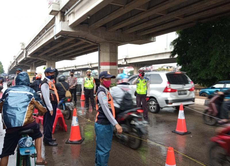 Pemeriksaan dokumen perjalanan di penyekatan akses masuk DKI Jakarta di Lampiri, Kalimalang, Selasa (10/8/2021).