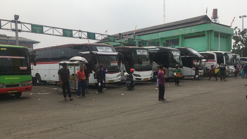 Bus masih beroperasi normal di tengah perpanjangan PPKM, Selasa (10/8/2021). Foto: BeritaTrans.com.