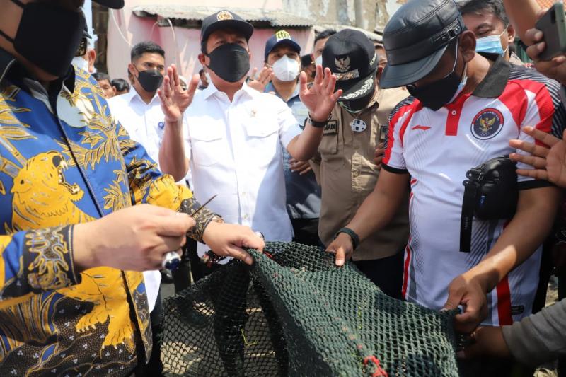 Pemotongan alat tangkap cantrang. (Foto:dok KKP)