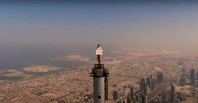 Pramugari Emiartes Berdiri di Burj Khalifa Foto: Emirates