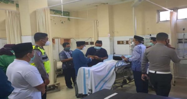Petugas memeriksa kondisi Ketum MUI KH Miftachul Akhyar yang dirawat di RSUD Salatiga usai kecelakaan di tol Semarang-Solo, Kamis. Foto: ANTARA/ HO-Humas Polda Jateng