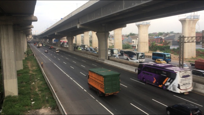 Tol Bekasi Timur arah Jakarta mulai mengalami kepadatan kendaraan, Kamis (12/8/2021) sore. Foto: BeritaTrans.com.