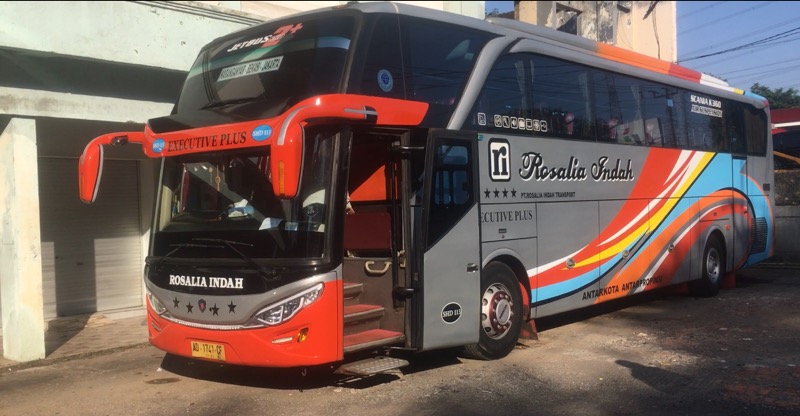 Bus Rosalia Indah di pool dan gerai tiket Pondok Ungu, Bekasi, Kamis (12/8/2021). Foto: BeritaTrans.com.