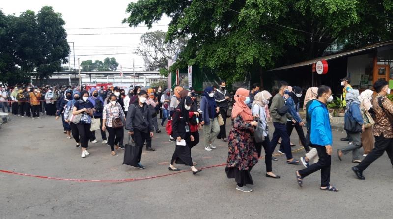 Antrean pengguna KRL di Stasiun Bekasi. (Foto:Istimewa)