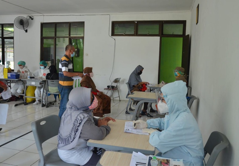 Polsek Bekasi Selatan masih menggelar Gerai vaksin Merdeka di 5 kelurahan, salah satunya di kantor kelurahan Pekayon Jaya, Bekasi Selatan pada Kamis (12/08/2021). Foto: Humas Polrestro Bekasi Kota.