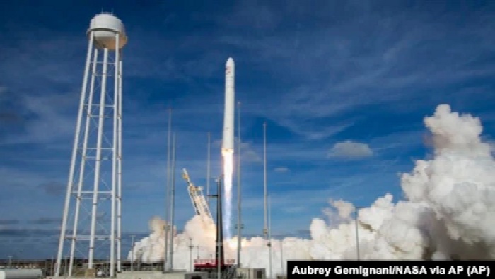 Roket Northrop Grumman Antares membawa wahana pasokan Cygnus bersiap meluncur dari Pad-0A di Fasilitas Penerbangan Wallops milik NASA, di Pulau Wallops, Sabtu, 15 Februari 2020. (Foto: Aubrey Gemignani/NASA via AP)