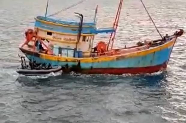 TNI AL berhasil menangkap kapal ikan berbendera Vietnam, saat melakukan aktivitas penangkapan ikan ilegal di Zona Eksklusif Ekonomi (ZAA) Indonesia. Foto: Sindonews.com.