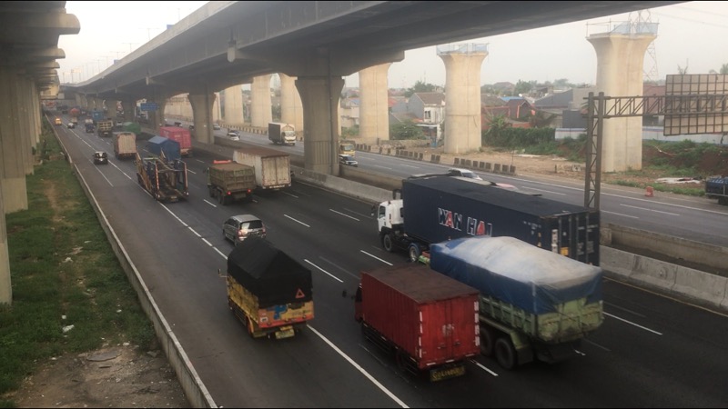 Ruas Tol Bekasi Timur volume kendaraan mulai meningkat di kedua arah, Jum`at (13/8/2021) sore. Foto: BeritaTrans.com.