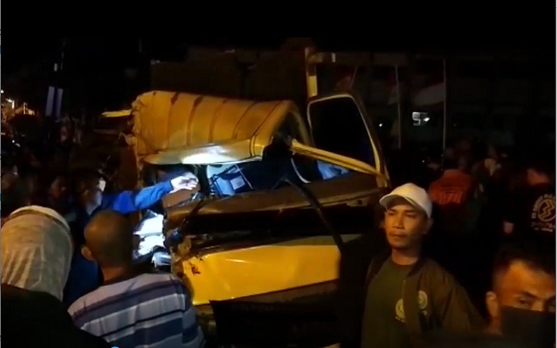 Kondisi truk rusak berat usai kecelakaan di Jalan Raya Paguyangan Brebes, Jawa Tengah, Kamis malam (12/8/2021). (Foto: Istimewa)