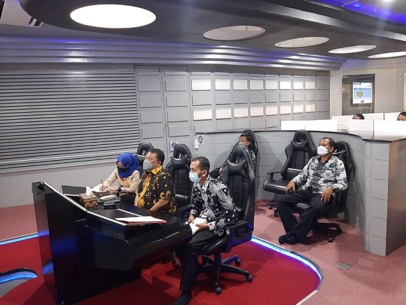Rapat teknis pelantikan 171 kuwu terpilih yang berlangsung secara virtual di ruang Indramayu Command Centre (ICC), Jumat (12/08/21). (Ist.)