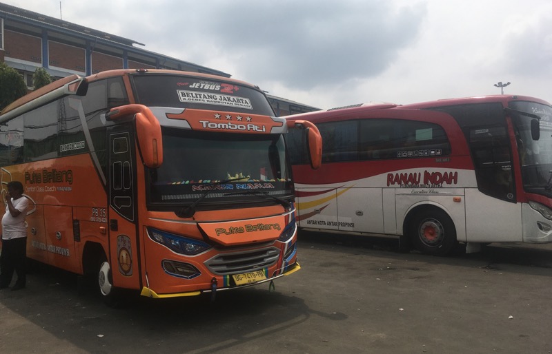 Dua bus AKAP Sumatera, Putra Belitang dan Ranau Indah di Terminal Kota Bekasi, Jum`at (14/8/2021). Foto: BeritaTrans.com.