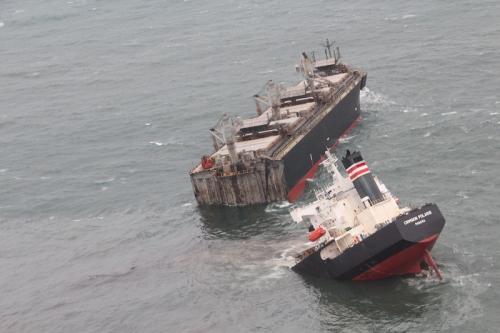 Kapal kargo berbendera Panama Crimson Polaris terbelah dua setelah kandas di Pelabuhan Hachinohe, Jepang utara, 12 Agustus 2021. (Foto: Penjaga Pantai Jepang via Reuters)