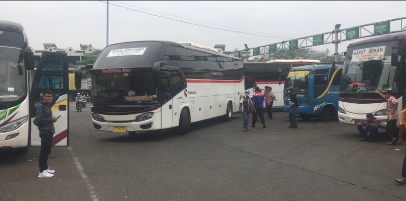 Satu bus Primajasa tujuan Bekasi-Singaparna diberangkatkan melalui Terminal Kota Bekasi, Jumat (13/8/2021) pagi. Foto: BeritaTrans.com.