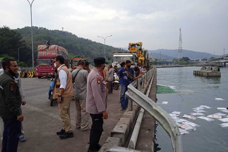 Detik-detik Truk Pakan Ayam Terjun ke Laut di Pelabuhan Merak. Foto: Kompas.com.