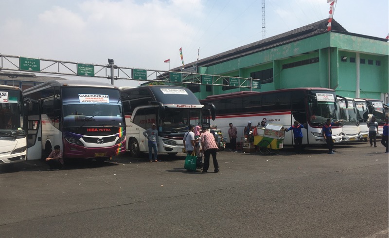Barisan bus Primajasa di area keberangkatan Terminal Induk Kota Bekasi, Sabtu (14/8/2021). Foto: BeritaTrans.com.