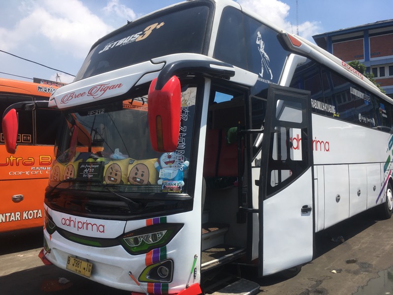 Bus Adhi Prima saat berada di Terminal Induk Kota Bekasi, Sabtu (14/8/2021) siang. Foto: BeritaTrans.com.