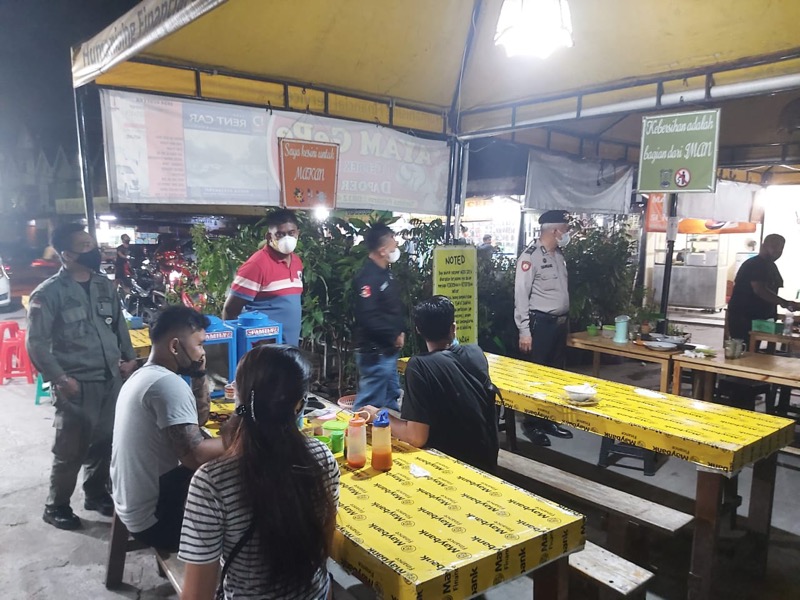 Patroli dalam rangka mencegah Guantibmas dan PPKM level 4 dilakukan seluruh jajaran Polsek. Foto: Humas Polrestro Bekasi Kota.