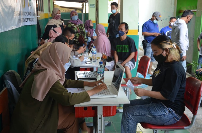 Gerai vaksin merdeka di SDN Jakasetia, Bekasi. Foto: Humas Polrestro Bekasi Kota.