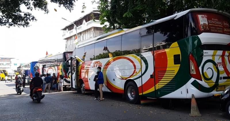 Deretan bus jurusan Padang di Terminal Bekasi yang akan diberangkatakan Ahad (15/8/2021). 
