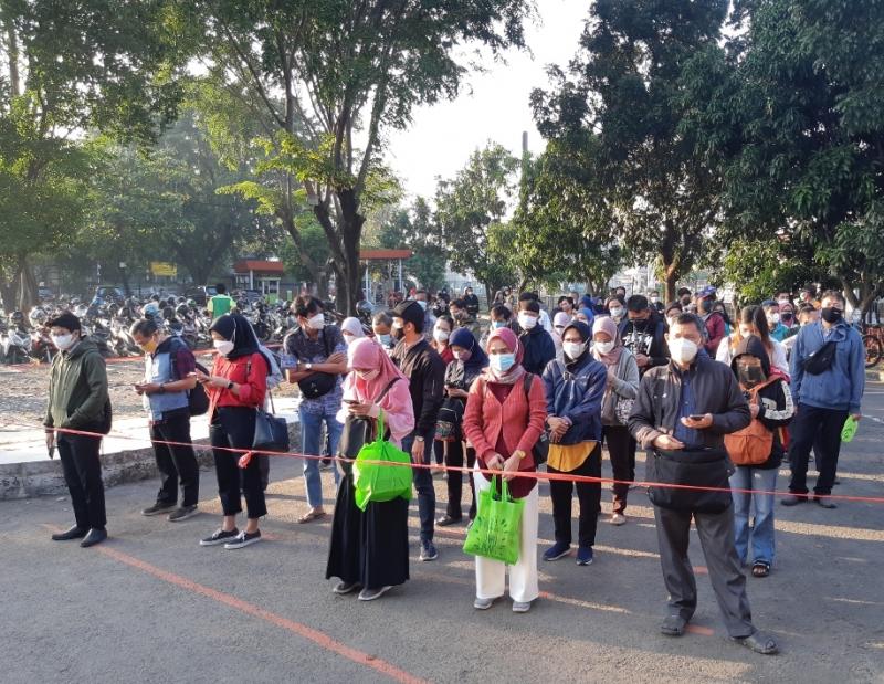 Barisan antrean di penyekatan hendak masuk Stasiun Bekasi, Senin (16/8/2021) pagi.