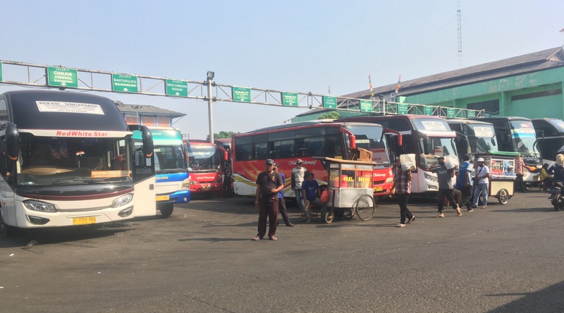 Bus AKDP di area keberangkatan Terminal Induk Kota Bekasi, Senin (16/8/2021) pagi. Foto: BeritaTrans.com.