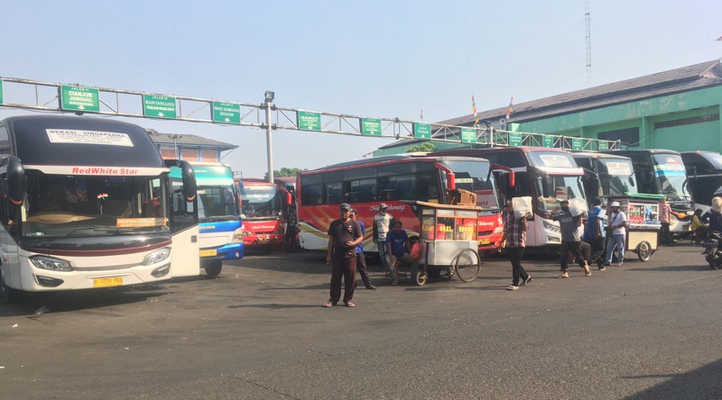Bus AKDP di area keberangkatan Terminal Induk Kota Bekasi, Senin (16/8/2021) pagi. Foto: BeritaTrans.com.