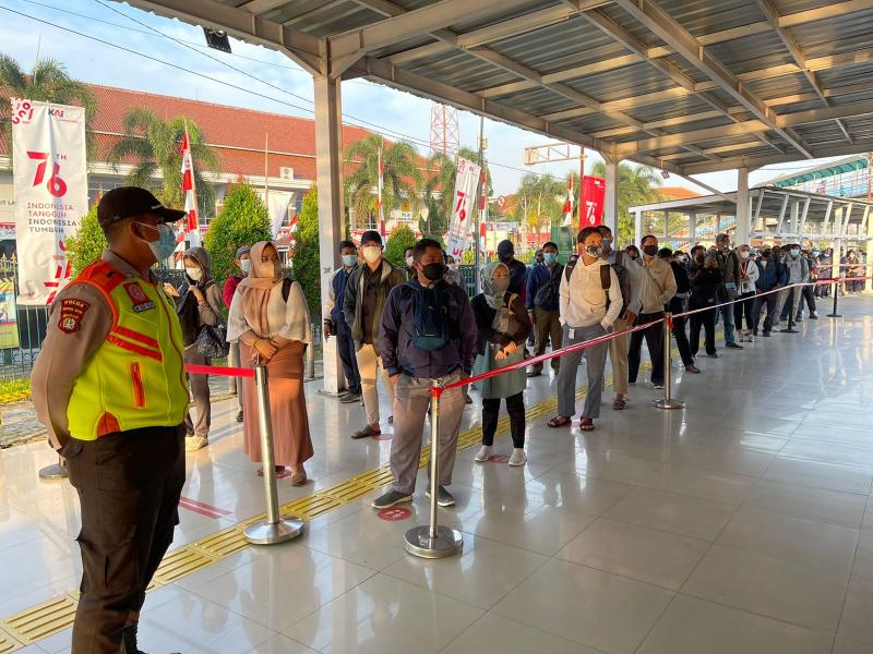 Antrean calon pengguna KRL saat hendak menggunakan rangkaian, Senin (16/8/2021).