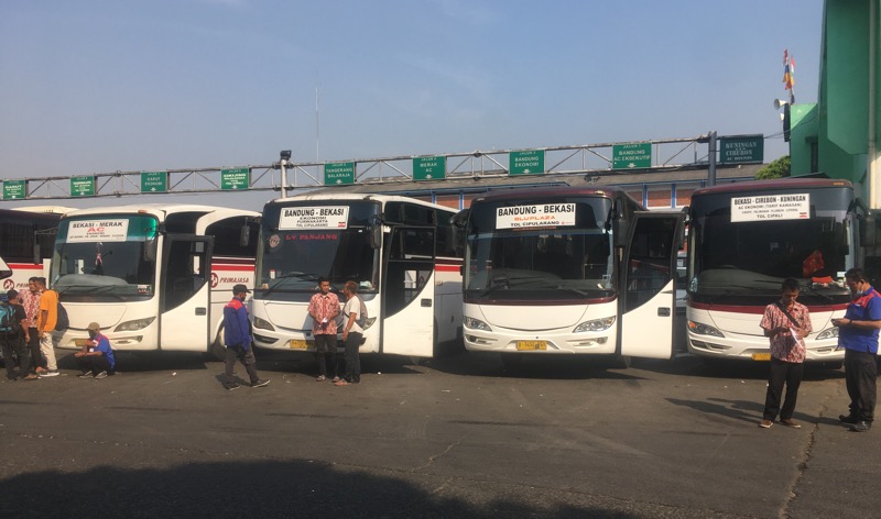 Bus Primajasa di area keberangkatan Terminal Induk Kota Bekasi, Senin (16/8/2021). Foto: BeritaTrans.com.