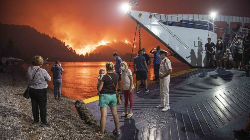 Warga Pulau Evia di Yunani dievakuasi akibat kebakaran lahan yang masif. Foto: Getty Images.