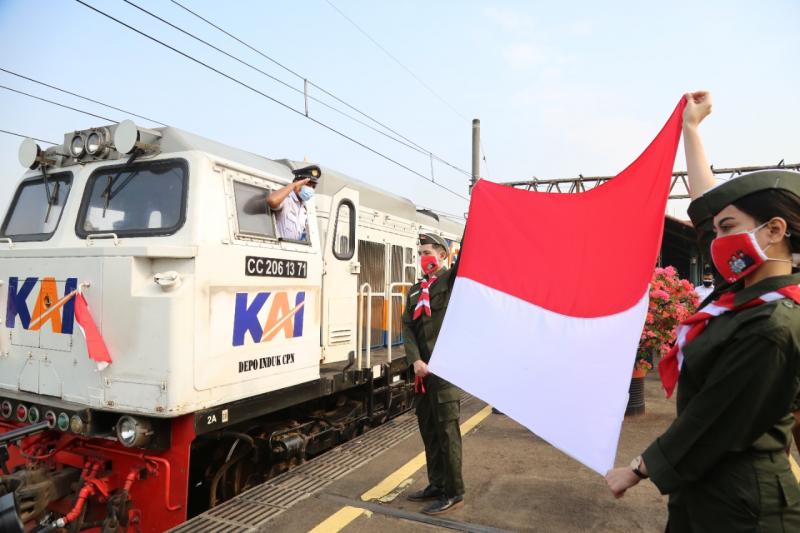 Pembentangan bendera merah putih pada keberangkatan KA dari Stasiun Gambir, Selasa 17 Agustus 2021.