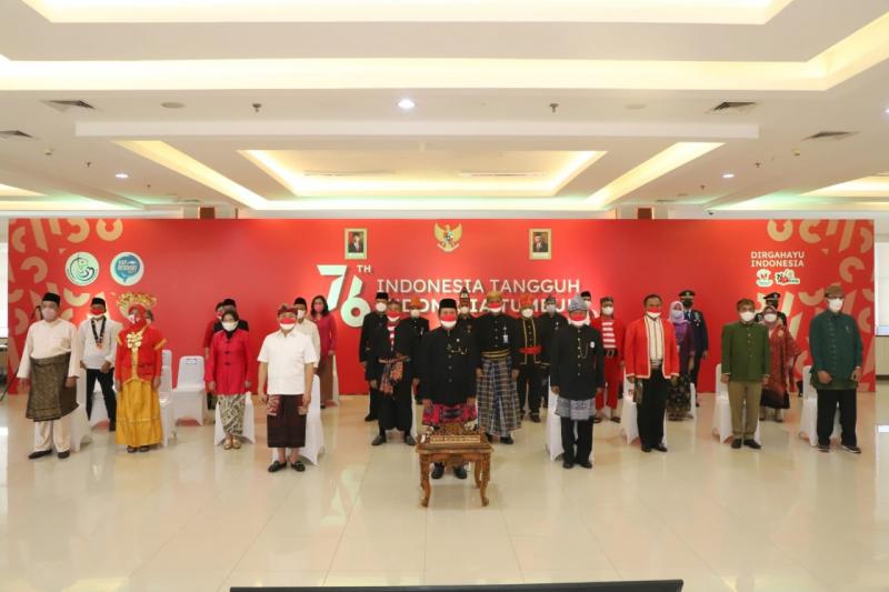 Kegiatan penyematan Setyalencana dilakukan setelah Menteri Trenggono mengikuti Upacara Bendera Hari Kemerdekaan Republik Indonesia ke-76 secara virtual dari kantor KKP di Jakarta, Selasa (17/8/2021). 