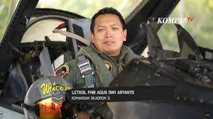 Komandan Skadron Udara 3 Lanud Iswahjudi Letkol Pnb Agus Dwi Aryanto memimpin delapan pesawat tempur F-16 saat upacara kemerdekaan RI di Istana Mereka. 