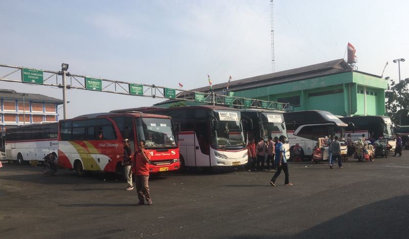 Bus AKDP di area keberangkatan Terminal Induk Kota Bekasi, Selasa (27/8/2021) pagi. Foto: BeritaTrans.com.