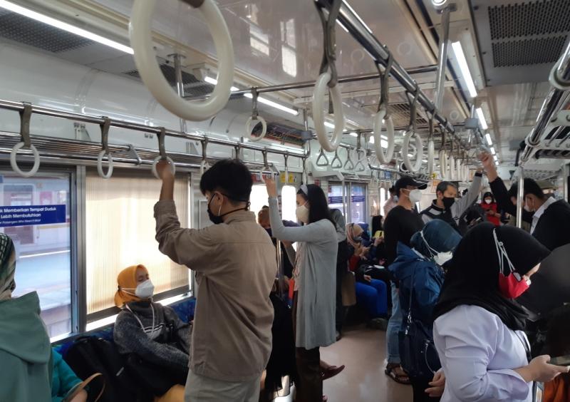 Suasana rangkaian yang diberangkatkan dari Stasiun Bekasi menuju JakartaKota pada Rabu (18/8/2021) pagi.