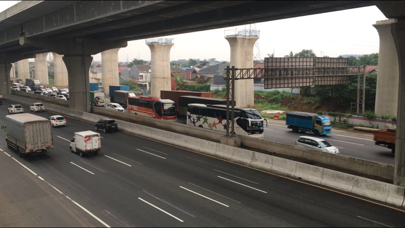 Ruas Tol Bekasi Timur arah Jakarta mengalami kemacetan kendaraan cukup panjang, Rabu (18/8/2021) sore. Foto: BeritaTrans.com.